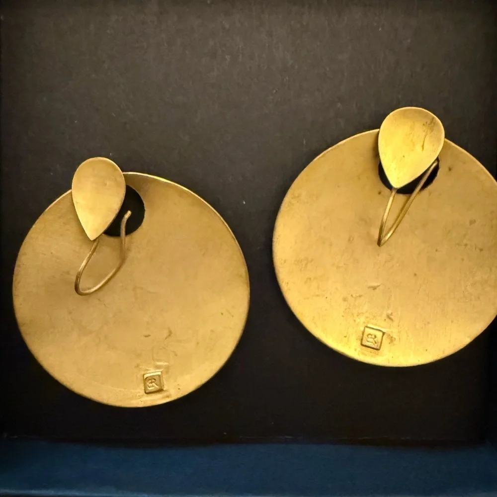 Elegant Gold Drop Banana Republic Earrings - Picture 2 of 3